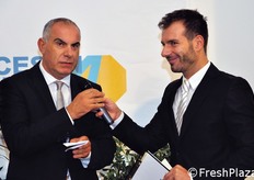 In conclusione della cerimonia di premiazione, Rosario Sallemi esprime i suoi ringraziamenti a tutti coloro che hanno reso possibile l'evento.