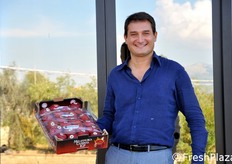 L'amministratore delegato della AOP serena, Gennaro Galdiero, ci ha condotti alla scoperta della particolare produzione della Melannurca, un pomo con caratteristiche uniche al mondo, noto fin dall'epoca romana e tipico della Campania, tanto da essere protetto da marchio IGP (Indicazione Geografica Protetta). La AOP Serena rappresenta ben il 70 per cento della produzione di Melannurca a marchio IGP; tuttavia, questo prodotto pesa soltanto per il 5 per cento nell'offerta ortofrutticola della societa', che copre 12 mesi l'anno e comprende anche frutta estiva (50 per cento dei volumi trattati), fragole (10 per cento), ortaggi e verdure (35 per cento).