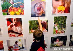 Un bimbo si riconosce in una delle foto vincitrici.