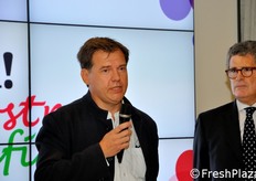 "Il fotografo Stefano Buonamici, che ha coordinato la Giuria nel lavoro di selezione delle foto vincitrici, dichiara: "Per me, che spesso devo fotografare episodi non gradevoli del nostro quotidiano, potermi immergere in queste immagini fresche e divertenti realizzate dai bambini e dalle loro famiglie e' stata una vera gioia"."