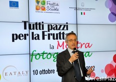 "La parola passa al Ministro delle Politiche agricole Mario Catania, il quale ha ricordato in quale cornice il concorso si colloca: quella del progetto comunitario "Frutta nelle Scuole", un'iniziativa approvata nel 2009 e riproposta da allora ogni anno scolastico. Per tale programma, l'Unione europea stanzia 90 milioni di euro, da dividersi tra i vari Stati membri. L'Italia ne percepisce circa 20 milioni, cui si aggiungono 15 milioni erogati dallo Stato italiano per un totale di 35 milioni di euro investiti nel programma di educazione alimentare tra gli alunni delle scuole primarie."