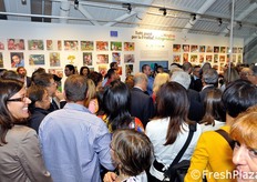 Al termine della conferenza, tutti i presenti si spostano nell'area della mostra, per l'inaugurazione.