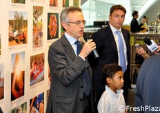 "Il Ministro Catania conclude: "Questa mostra e' davvero un'iniziativa di grande valore. Attraverso la fotografia possiamo veicolare e amplificare l'impatto del messaggio che il programma di educazione alimentare "Frutta nelle Scuole" intende far passare all'interno di tutto il contesto familiare, quindi non solo ai bambini ma anche ai loro genitori"."