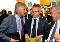 Paolo Bruni (a sinistra, presidente del CSO-Centro Servizi Ortofrutticoli) e Ambrogio De Ponti (a destra, presidente Unaproa e AOP UNOLombardia) scambiano qualche battuta con il Ministro Catania.