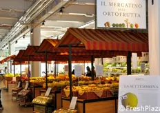 All'interno del concept store Eataly, tra ristoranti a tema e un vasto assortimento di prodotti agroalimentari di altissima qualita', non manca il reparto ortofrutticolo.