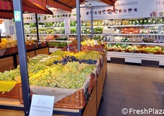 L'allestimento e' molto curato e vivace.