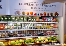 Il banco frigo e' sovrastato da grandi immagini di prodotti ortofrutticoli, con slogan accattivanti.