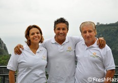 "I tre "ciceroni" della giornata: Marianna Ruocco, Carlo De Riso (amministratore e responsabile commerciale di Costieragrumi) e l'autista del pulmino Bonaventura Tagliaferro."