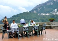 Un primo rinfresco viene offerto ai partecipanti. Piu' tardi e' prevista la sosta presso un punto di ristoro sul mare (www.marmorata.it), dove viene servito un light lunch a base di limone.