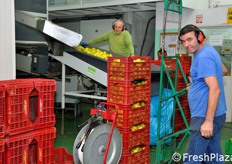 Si lavora con le cuffie antirumore per via dei macchinari in funzione.