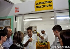 Per fornire la materia prima al liquorificio, lo stabilimento si e' dotato di un laboratorio per la sbucciatura dei limoni.