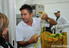 Carlo De Riso spiega che un tempo tale operazione veniva effettuata manualmente e che il macchinario automatico per la sbucciatura, oltre a velocizzare tutto il procedimento, consente di ottenere scorze del giusto spessore, private della parte bianca del limone, piu' amarognola, che guasterebbe il sapore delle successive preparazioni trasformate. Le bucce vengono anche surgelate a -18 gradi C per consentirne l'impiego anche nei periodi di fermo biologico della produzione di limoni.