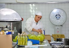 Il laboratorio del liquorificio, dove si prepara l'infuso delle bucce di limoni, il quale costituisce la base per tutti i tipi di limoncello.