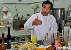 Il tecnico del liquorificio ci spiega i passaggi che dalle bucce dei limoni portano alla creazione del limoncello. Al trasformato viene destinato ogni anno tra il 10 e il 15 per cento della produzione agrumicola.