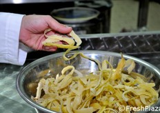 Bucce di limone ormai esauste. Ancora profumano molto intensamente, comunque, grazie alla ricchezza di oli essenziali nel limone amalfitano.