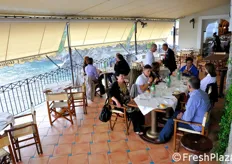 A coronamento del tour, i partecipanti sono invitati a consumare un light lunch a base di limone presso il panoramico Hotel Marmorata (www.marmorata.it), affacciato sul mare.