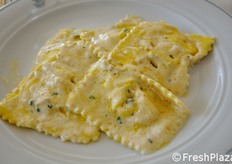 Ravioli al limone con ripieno di ricotta e bucce di limone.