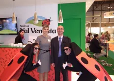 Michael Grasser, direttore marketing di VI.P-Val Venosta, posa con due coccinelle, simbolo delle tecniche di produzione rispettose dell'ambiente che caratterizzano la melicoltura altoatesina.