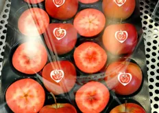 Questa mela a polpa rossa si chiama Redlove ed e' una varieta' da club svizzera (Lubera e Fruture srl), le cui strategie di commercializzazione e coltivazione avvengono a livello centrale. Redlove era esposta presso lo stand dei vivai Gruber-Genetti.