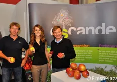 Presso lo stand dei vivai Escande, che quest'anno hanno presentato anche alcune selezioni di mele a polpa rossa, troviamo Hans Scholten (responsabile sviluppo melo), Edwige Remy (breeder Escande) e	Benoit Escande (titolare).