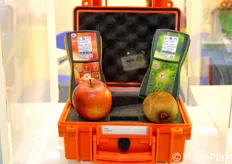 Il DA-Meter di TR Turoni, dispositivo portatile per il controllo del grado di maturazione della frutta, che ha dato risultati molto interessanti su alcune varieta' di pesche, nettarine, albicocche, mele, pere e kiwi.