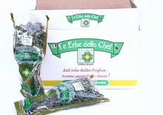 Per le erbe secche, Ortoflora produce origano secco, di un particolare ecotipo selvatico della zona, confezionandolo in mazzetti flopaccati.