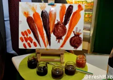 Un quadro realizzato con estratti di carote, che possono essere impiegati come coloranti naturali nell'industria alimentare.