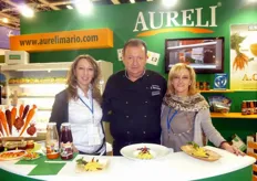 Nei giorni della fiera, le carote viola dell'azienda Aureli Mario sono state anche utilizzate per creazioni gastronomiche da parte di uno chef (qui in foto al centro, insieme alle rappresentanti di Aureli, Maria Teresa Lima e Tiziana Tarola).