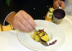 Creazione di un piatto arricchito da una crema di carote viola.