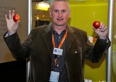 Thomas Braun mostra le dimensioni compatte di ISAAQ (R), una mela conveniente ed ideale per piccole porzioni.