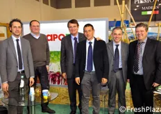Foto di gruppo presso lo stand di Apofruit Italia. Da sinistra a destra: Mirco Zanelli, Romano Bersanetti, Renzo Piraccini, Alfonso D'Aquila, Claudio Magnani ed Enzo Fornari.