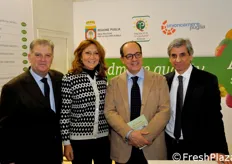 Il dott. Pignataro e sua moglie posano insieme all'On. Paolo De Castro (Presidente Commissione Agricoltura e Sviluppo Rurale del Parlamento Europeo) e a Giacomo Suglia.
