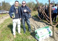 In occasione degli incontri tecnici e' stato approfondito l'argomento dell'impollinazione assistita dagli insetti pronubi collocati nel frutteto durante la fioritura. In foto (da sinistra) Licio Pallino e Nicola Truncellito, tecnici della Koppert Biological System.