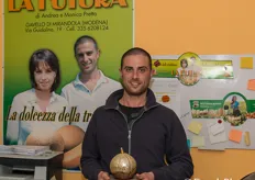 "Il figlio di Adriano, Andrea, mostra uno dei "Meloni D'Oro" vinti dall'azienda."