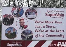 "Con 193 negozi in franchising in tutta l'Irlanda, SuperValu vanta una storia di oltre 30 anni ed e' una catena popolare per le comunita' irlandesi. La sua mission e' "Cibo vero per gente vera. Siamo molto piu' che un semplice negozio... Siamo nel cuore della Comunita' "."