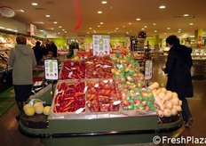 Nella parte centrale del reparto sono collocati i prodotti ortofrutticoli in offerta, spesso proposti con formule del tipo 3 prodotti per 2 euro, che risultano molto convenienti rispetto ai prezzi medi di vendita di frutta e verdura.