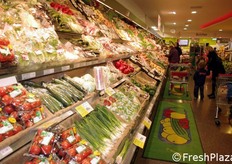 Gli scaffali degli ortaggi sono sovrastati da uno specchio che conferisce agli espositori una grandezza ottica maggiore della loro reale dimensione.