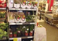 All'altro capo delle scaffalature destinate agli ortaggi si trova un piccolo display contenente le erbe aromatiche.