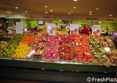 Gli altri espositori centrali contengono soprattutto frutta, la maggior parte confezionata, ma anche sfusa.