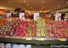 Quasi tutta la merce in vendita ha provenienza estera, con prevalenza di forniture da Spagna, Germania, Olanda, ma anche America del sud, Sudafrica e perfino aglio cinese. Proveniente dall'Italia, solo qualche erba aromatica.