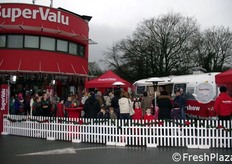 Tra le iniziative promozionali poste in atto da SuperValu c'è la collaborazione con lo chef Kevin Dundon, testimonial del supermercato stesso. Nella foto, un allestimento realizzato durante le feste di Natale per una dimostrazione di cucina dello chef Dundon. Le ricette dello chef vengono pubblicate su una specifica pagina del sito web del supermercato.