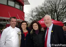 Lo chef Kevin Dundon (a sinistra) e il proprietario del punto vendita Mr. Ryan (a destra), insieme a due clienti italiane, Raffaella e Alessandra Valenti.