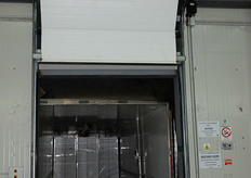 Operazioni di carico all'interno di un camion attraccato ad una delle ribalte.