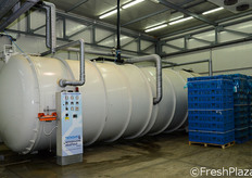 "E' stato recentemente installato anche un macchinario "vacuum cooler" per il raffreddamento rapido sottovuoto delle merci, con una capacita' di 10 pedane industriali."