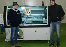 I responsabili di magazzino Caterina Amoroso e Mirko Rossi accanto ad una delle nuove macchine per confezioni termoretraibili, recentemente installata.