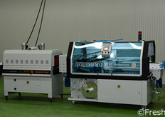 Operazioni di applicazione film termoretraibile su confezioni in polistirolo.