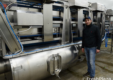 "Mirko Rossi accanto al macchinario "de-watering"."