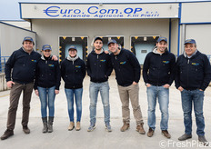 Un saluto ai lettori di FreshPlaza dallo staff aziendale di Euro.Com. Da sinistra a destra: Icilio (control manager) e Marika (resp. personale) Pierri, Caterina Amoroso (resp. magazzino), Luigi D'Aniello (uff. tecnico), Enrico (sales manager) e Mirko Rossi (resp. magazzino e logistica), Fabio Pierri (managing director).