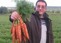 Dott. Giuseppe Brafa dell'azienda Colle d'Oro con un mazzo di carote Natuna F1.