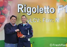 I responsabili aziendali mostrano Rigoletto F1, il prodotto vincitore del premio Grappolo d'Oro 2013.